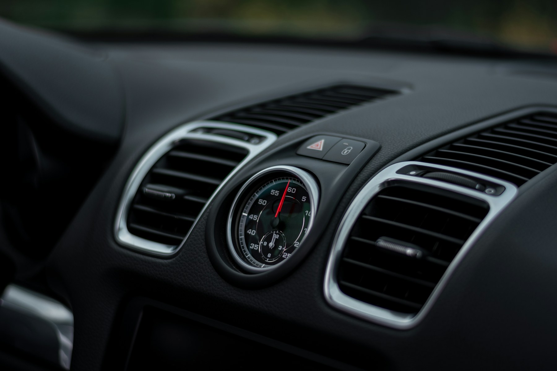 Ventilatieroosters van de airco in het dashboard van een wagen