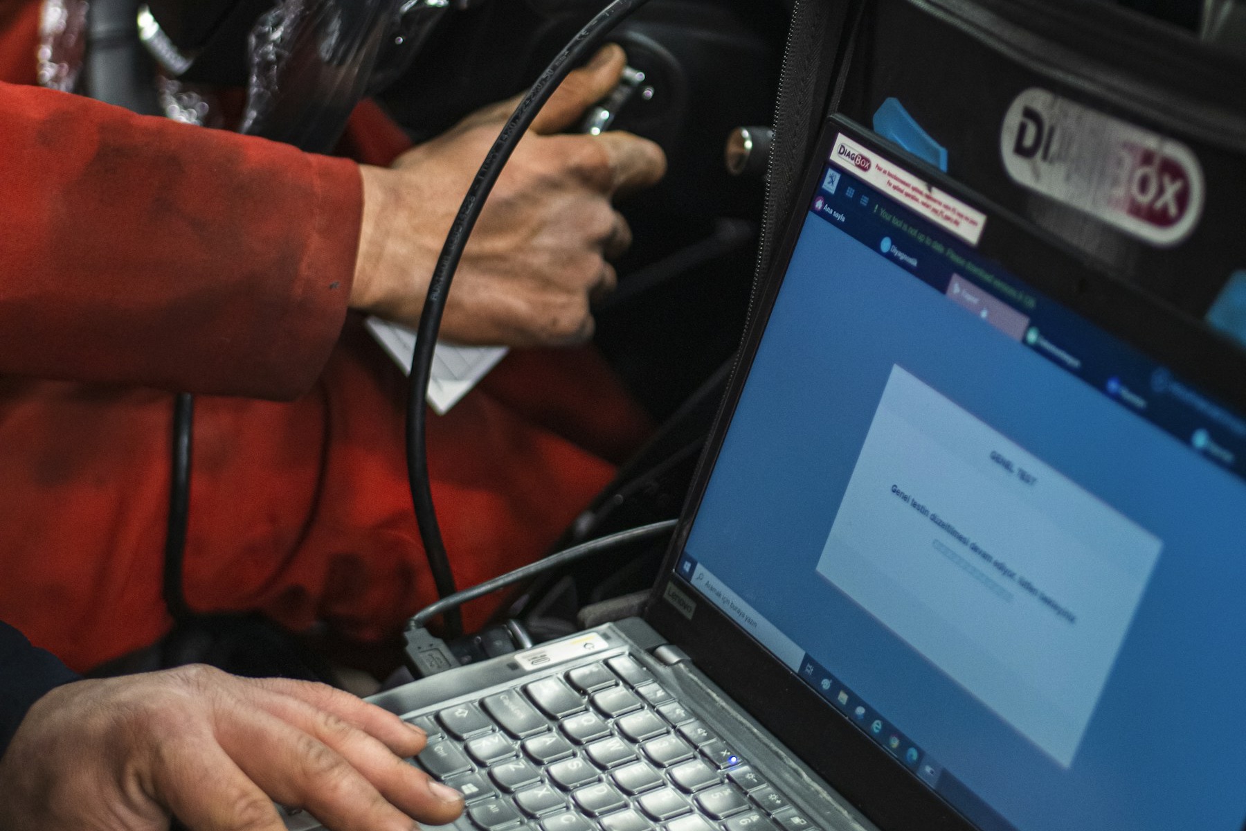 Diagnoseapparatuur aangesloten in de wagen, foutcodes worden uitgelezen