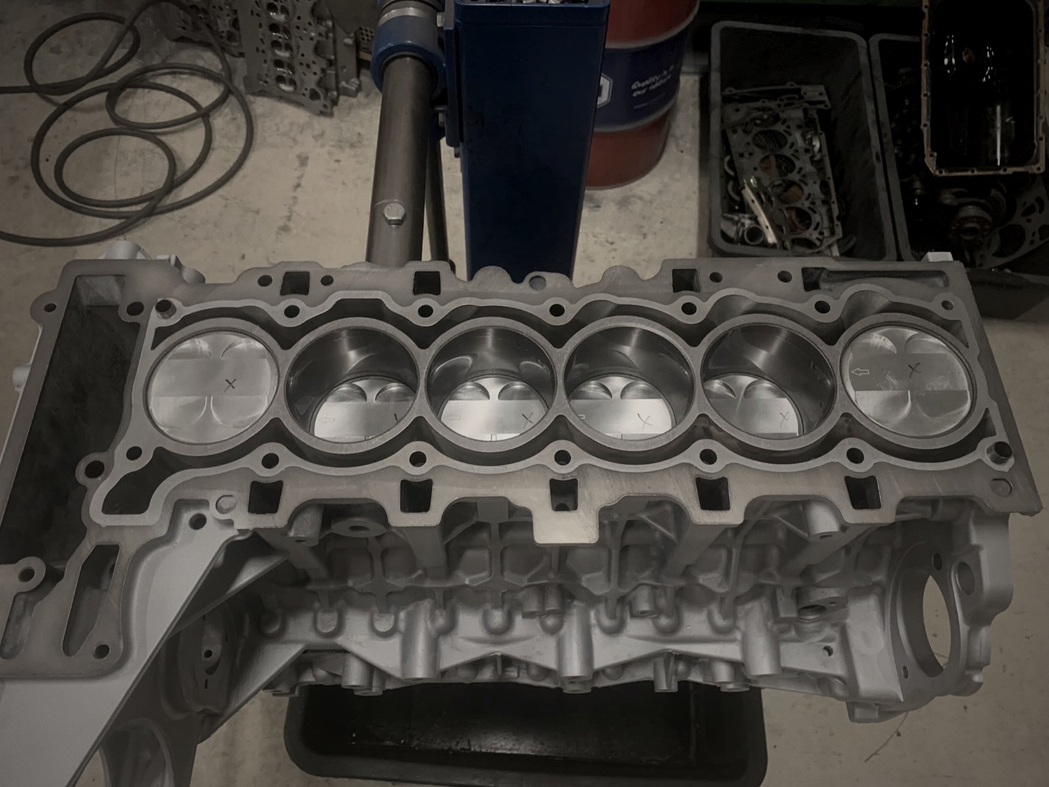 Gereviseerd motorblok in de werkplaats van Car Care Peeters