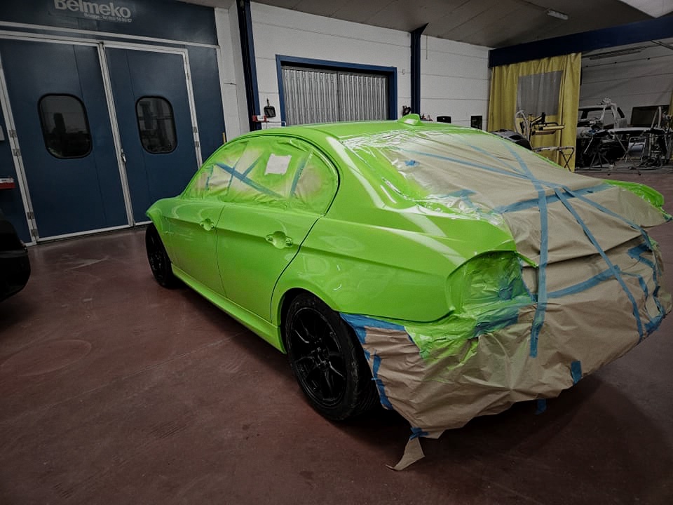 Spuitwerk in de eigen spuitcabine van Car Care Peeters